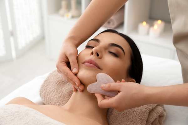 LE SOIN AUX PIERRES DE GUA SHA